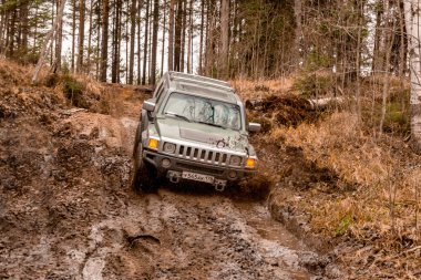 Leningrad bölge. Rusya, 4 Kasım 2018: büyük SUV'lar Hummer H3 bir su engeli aşmak. Leningrad bölge. H3 kompakt dört tekerlekli arabayla yol ve spor yeni araç kapalı olduğunu