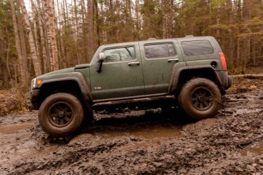 Leningrad bölge. Rusya, 4 Kasım 2018: büyük SUV'lar Hummer H3 bir su engeli aşmak. Leningrad bölge. H3 kompakt dört tekerlekli arabayla yol ve spor yeni araç kapalı olduğunu