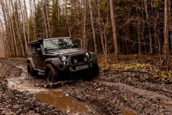 Región Leningrado Rusia Noviembre 2018 Jeep Wrangler Superando Una Barrera — Foto de Stock