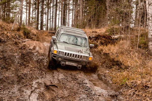 Leningrad bölge. Rusya, 4 Kasım 2018: büyük SUV'lar Hummer H3 bir su engeli aşmak. Leningrad bölge. H3 kompakt dört tekerlekli arabayla yol ve spor yeni araç kapalı olduğunu