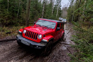 Leningrad bölge. Rusya, 16 Kasım 2018: yeni off-road jeep Wrangler Rubicon jl Leningrad bölgesinde. Yol ve spor yeni araç kapalı bir kompakt dört çekişli Rubicon 's