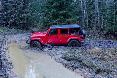 Leningrad bölge. Rusya, 16 Kasım 2018: yeni off-road jeep Wrangler Rubicon jl Leningrad bölgesinde. Yol ve spor yeni araç kapalı bir kompakt dört çekişli Rubicon 's