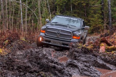 Leningrad bölge. Rusya, 16 Kasım 2018: Dodge Ram off-road Leningrad bölgesinde. General motors tarafından üretilen bir büyük kamyonet RAM olduğunu