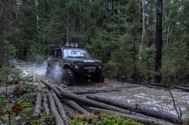 Leningrad bölge. Rusya, 16 Kasım 2018: Rus Suv Lada Niva off-road Leningrad bölgesinde. Niva Rusya'dan bir kompakt Suv olduğunu