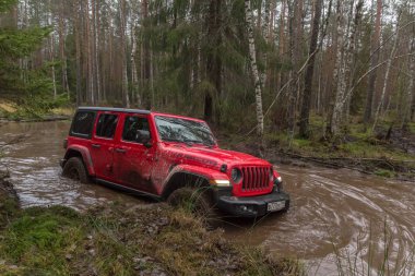 Leningrad bölge. Rusya, 16 Kasım 2018: yeni off-road jeep Wrangler Rubicon jl Leningrad bölgesinde. Yol ve spor yeni araç kapalı bir kompakt dört çekişli Rubicon 's