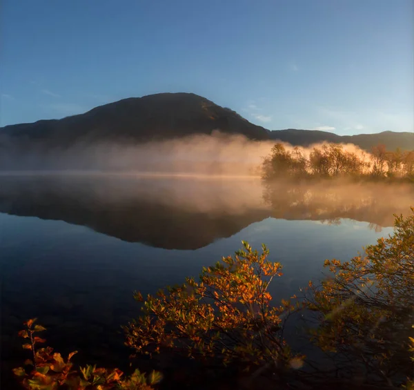 Mglisty Poranek Nad Jeziorem Górskim Murmansk Region Rosja — Zdjęcie stockowe