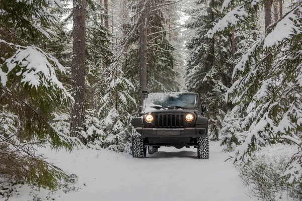 レニングラード地域 雪に覆われた森の中のロシア 2018 ジープ ラングラー レニングラード地域 ラングラーは道路やスポーツ ユーティリティ車オフ小型四輪駆動車です — ストック写真