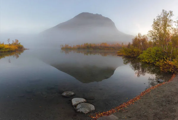 湖のマレーの Vudyavr の霧の朝 コラ半島 ムルマンスク地域 2018 — ストック写真
