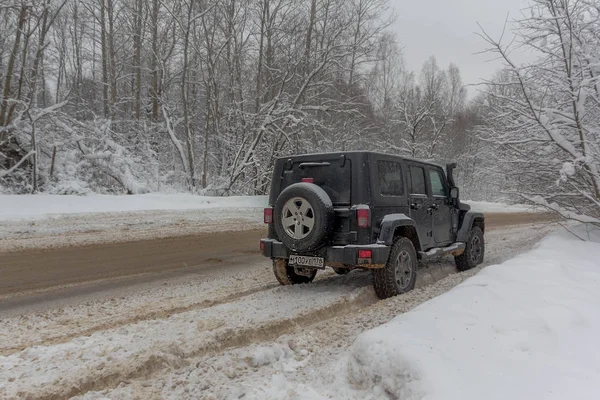 2018 Карелия Россия Jeep Wrangler Заснеженном Лесу — стоковое фото