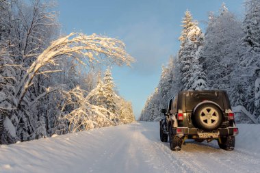 28.01.2019. Leningrad bölge. Rusya. Jeep Wrangler Jk Leningrad bölgesinde kış yolda