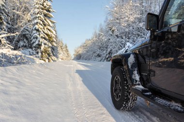 28.01.2019. Leningrad bölge. Rusya. Jeep Wrangler Jk Leningrad bölgesinde kış yolda