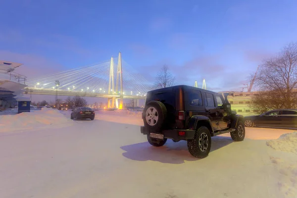 2019 Sint Petersburg Rusland Jeep Wrangler Onder Tuibrug Oktyabrskaya Dijk — Stockfoto