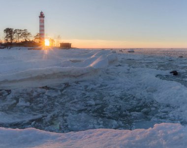 Shepelevsky deniz fenerinde bahar akşamı, Leningrad bölgesi, Rusya Federasyonu