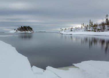 Bahar buzlar Ladoga Gölü kıyısında. Karelya. Rusya