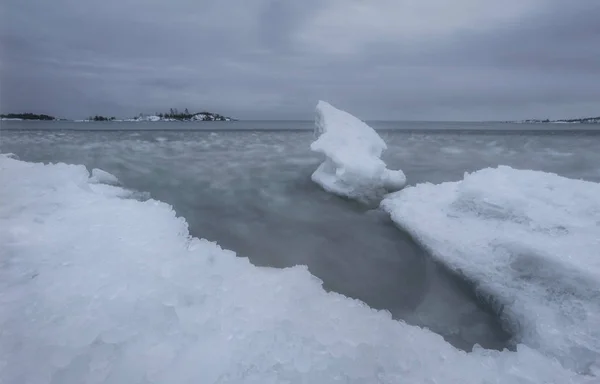 Lente Ice Floes Aan Oever Van Het Ladogameer Karelië Rusland — Stockfoto