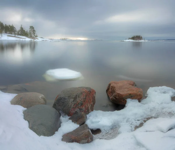 Ghiacci Primaverili Galleggiano Sulle Rive Del Lago Ladoga Carelia Russia — Foto Stock