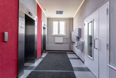 St. Petersburg, Rusya, 06 Nisan 2019: St. Petersburg'da uçak tasarımcılarının sokağındaki apartmanda onarım çalışmaları