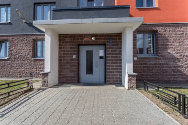 modern bir ev girişi