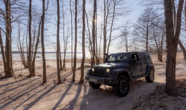 Finlandiya Körfezi. Leningrad bölgesi, Rusya, 05 Nisan 2019: Finlandiya Körfezi kıyısında jeep Wrangler. Wrangler yolda ve spor yeni araç kapalı kompakt bir dört tekerlekten çekiş