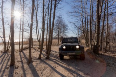 Finlandiya Körfezi. Leningrad bölgesi, Rusya, 05 Nisan 2019: Finlandiya Körfezi kıyısında jeep Wrangler. Wrangler yolda ve spor yeni araç kapalı kompakt bir dört tekerlekten çekiş