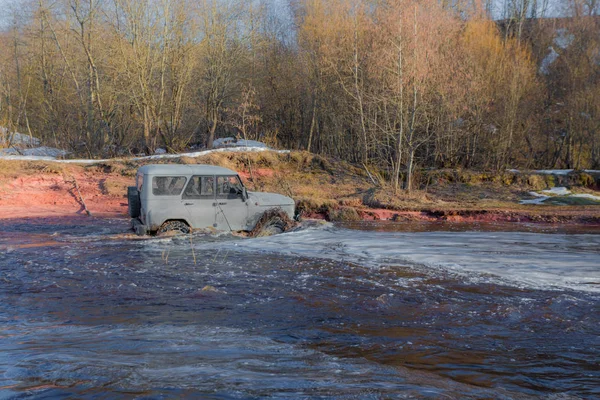 Russe Gris Suv Promenades Sur Rivière — Photo