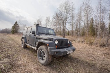 Leningrad bölgesi. Rusya 20 Nisan 2019: ilkbahar alanında jeep Wrangler. Wrangler yolda ve spor yeni araç kapalı kompakt bir dört tekerlekten çekiş