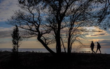 Gün batımında insan silueti