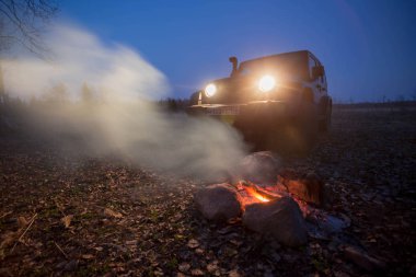 Leningrad bölgesi, Rusya, 24 Nisan 2019: kamp ateşinde jeep Wrangler. Wrangler yolda ve spor yeni araç kapalı kompakt bir dört tekerlekten çekiş