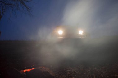 bir yangın arka plan üzerinde bir Suv silueti