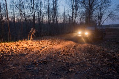 Leningrad bölgesi, Rusya, 24 Nisan 2019: Leningrad bölgesinde bir orman yolunda jeep Wrangler. Wrangler yolda ve spor yeni araç kapalı kompakt bir dört tekerlekten çekiş