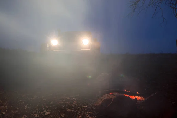 俄罗斯列宁格勒地区 2019年4月24日 吉普车在篝火上翻滚 绞车是一个紧凑的四轮驱动越野和运动型多功能车 — 图库照片