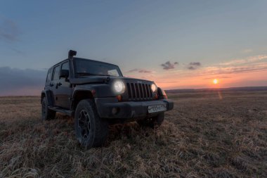 Leningrad bölgesi. Rusya 20 Nisan 2019: ilkbahar alanında jeep Wrangler. Wrangler yolda ve spor yeni araç kapalı kompakt bir dört tekerlekten çekiş