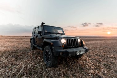Leningrad bölgesi, Rusya, 24 Nisan 2019: ilkbahar alanında jeep Wrangler. Wrangler yolda ve spor yeni araç kapalı kompakt bir dört tekerlekten çekiş