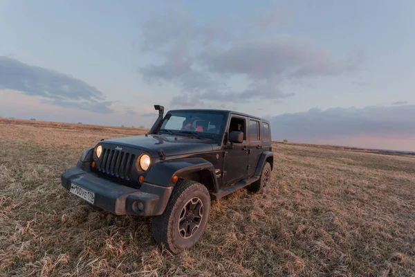 Ленинградская Область Россия Апреля 2019 Года Джип Wrangler Весеннем Поле — стоковое фото