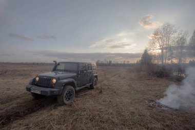 Leningrad bölgesi. Rusya 20 Nisan 2019: ilkbahar alanında jeep Wrangler. Wrangler yolda ve spor yeni araç kapalı kompakt bir dört tekerlekten çekiş