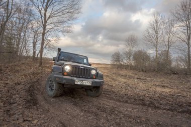 Leningrad bölgesi. Rusya 20 Nisan 2019: ilkbahar alanında jeep Wrangler. Wrangler yolda ve spor yeni araç kapalı kompakt bir dört tekerlekten çekiş