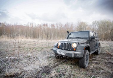 Leningrad bölgesi. Rusya 20 Nisan 2019: ilkbahar alanında jeep Wrangler. Wrangler yolda ve spor yeni araç kapalı kompakt bir dört tekerlekten çekiş