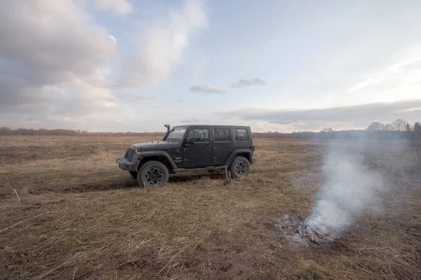 Regione Leningrado Russia Aprile 2019 Jeep Wrangler Nel Campo Primaverile — Foto Stock