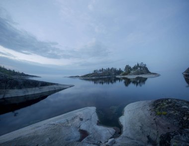 Ladoga Gölü 'nde beyaz gece. Karelya. Rusya