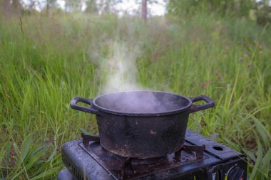 Saha mutfağı. bir gaz soba üzerinde karabuğday lapası pişirme