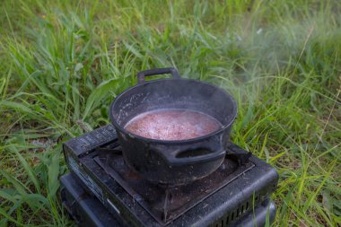 Saha mutfağı. bir gaz soba üzerinde karabuğday lapası pişirme