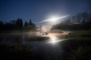 ormanda nehir üzerinde Misty mehtaplı gece. Leningrad Bölgesi. Rusya