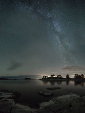 Ladoga Gölü üzerinde yıldızlı gökyüzü ve samanyolu. Karelya. Rusya