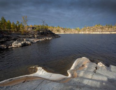Ladoga Gölü 'nde sonbahar. Ladoga Gölü 'ndeki adalar. Karelia. Rusya