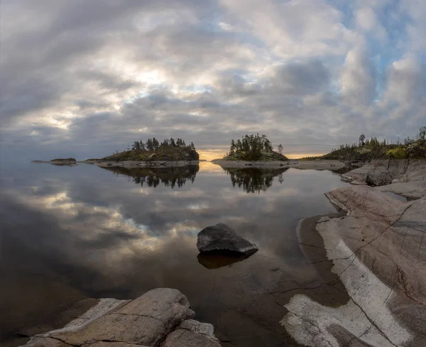 ラドーガ湖の秋ラドーガ湖の島々 カレリアロシア — ストック写真