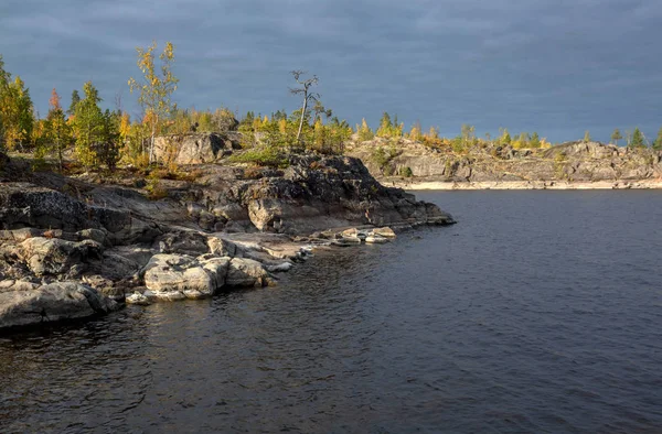 Ladoga Gölü 'nde sonbahar. Ladoga Gölü 'ndeki adalar. Karelia. Rusya