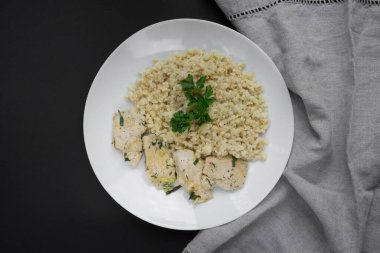 Siyah arka planda etli bulgur