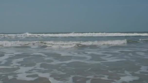 Hint Okyanusu'nun huzursuz dalgalar. 4k — Stok video