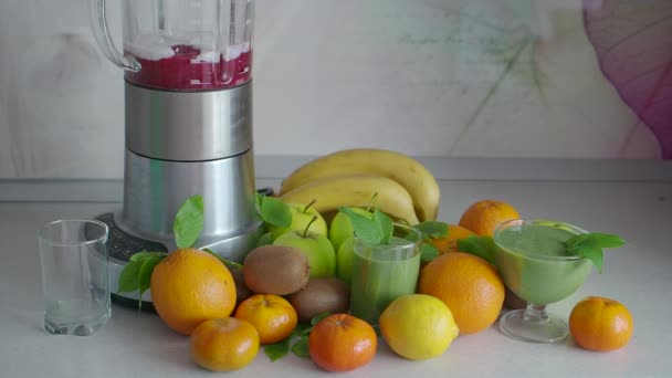 Gezonde bessen fruit smoothie — Stockvideo