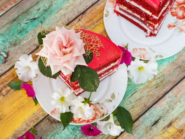 Um belo pedaço de bolo vermelho em uma seção de close-up — Fotografia de Stock